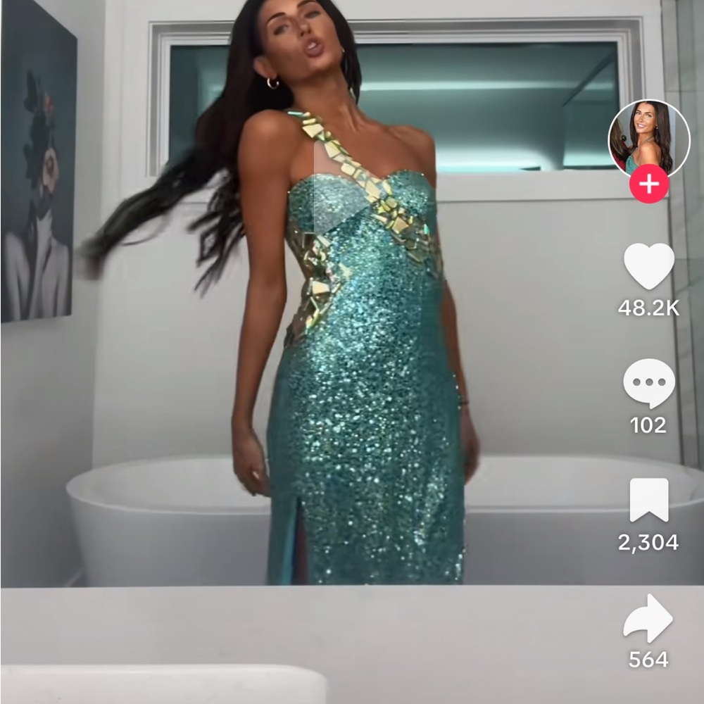 ISO DOES ANYONE HAVE THIS DRESS